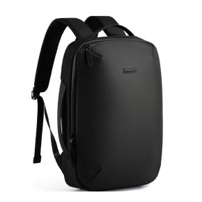 MYBALO ASTON Perfektní volba pro minimalisty s dobrým vkusem  6 ikon: - Nejtenčí batoh - Elegantní - Kapsa na notebook do 15,6" - Kapsa na tablet do 9" - Otevírání o 180 stupňů - USB a USB-C port - Drží tvar - Voděodolný - Skryté kapsy  Elegantní a minimalistický Jedná se o velmi elegantní a minimalistický batoh. S tímto parťákem neuděláte chybu při běžném nošení do města, ani na důležité schůzce.  Tenký batoh MYBALO Aston je batoh s vůbec nejmenší hloubkou z naší nabídky. Díky tomu působí elegantně a minimalisticky, ale i přesto se do něj vejdou všechny vaše nezbytnosti.  Kvalitní voděodolný materiál, dlouhá životnost Kvalitní umělá kůže zajišťuje trvanlivost a odolnost batohu proti vodě a opotřebení. MYBALO Aston tak bude vaším společníkem opravdu dlouho.  Drží tvar Batoh si zachovává svůj tvar také v případě, že jej budete mít úplně prázdný.  Vestavěný USB a USB-C port Nabíjejte svá elektronická zařízení kdekoli a kdykoli díky vestavěnému USB a USB-C portu.  Popruh k uchycení na kufr Cestujte pohodlně. Kdykoli chcete mít volná záda, jednoduše připevněte batoh na rukojeť svého kufru.  Pohodlné polstrování Užijte si komfortní nošení díky kvalitnímu a prodyšnému polstrování ramenních popruhů a zádové části.  Další praktické kapsy Zorganizujte si pohodlně a snadno své věci díky množství vychytaných kapes.  Skryté kapsy V zádové části a na ramenním popruhu najdete skryté kapsy pro bezpečné uložení cenností.  Vnitřní kapsy Vnitřní kapsy slouží pro snadnou organizaci všech vašich věcí.  Přední kapsa Přední kapsa je určena pro věci, které chcete mít rychle a snadno po ruce.  Parametry: - Rozměry: 46 x 30 x 9 cm - Objem: 11 l - Hmotnost: 1,19 kg - Kapsa na notebook: Ano (do vel. 15,6") - Kapsa na tablet: Ano (do vel. 9") - USB port: Ano - Voděodolnost: Ano - Hlavní materiál: Ekokůže + Polyester - Podšívka: Polyester - Barva: Černá